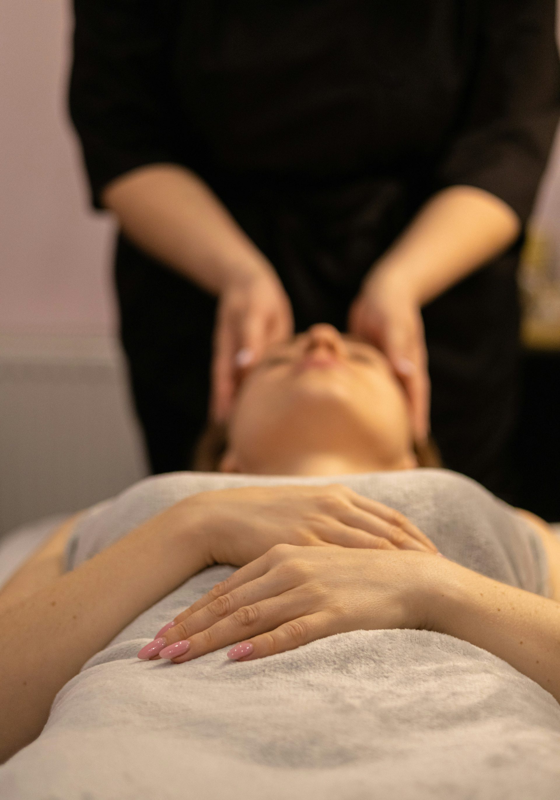 eine Frau, die in einem Spa eine Gesichtsmassage erhält